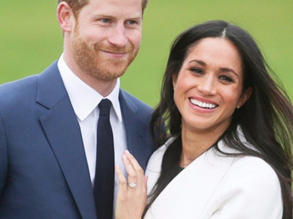 哈利王子親自設計 Meghan Markle 的訂婚戒指，浪漫的求婚過程竟是在烤雞前進行？！