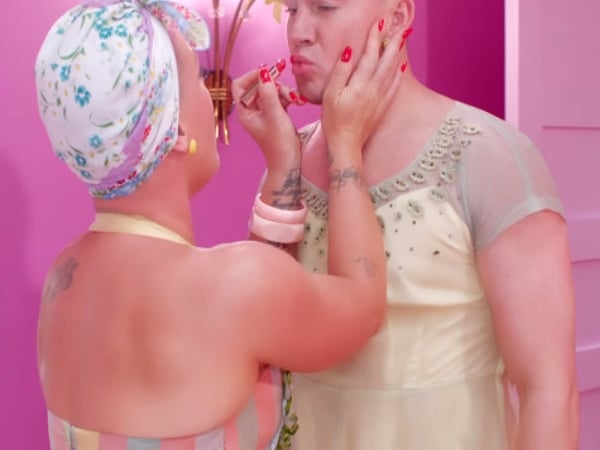 P!NK 在 AMAs 搏命演出的〈Beautiful Trauma〉MV 釋出！查寧塔圖男扮女裝、大玩 SM 超精彩