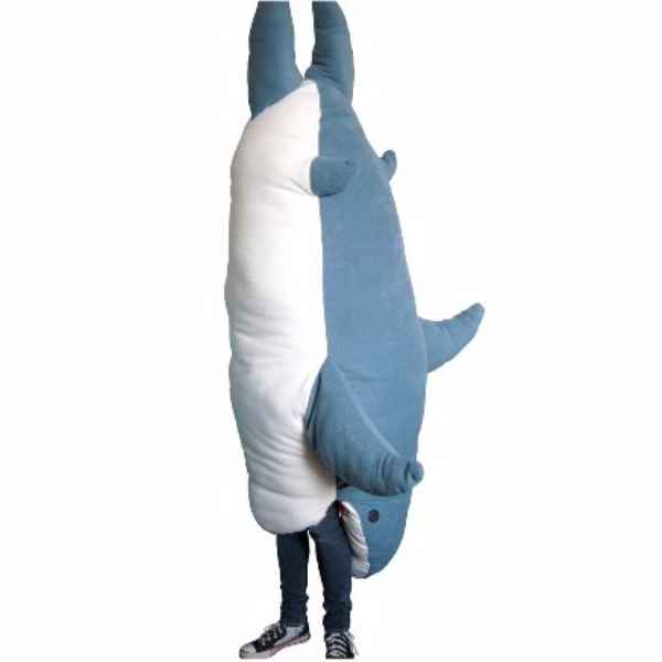整個人都能被吞進去！超大型「鯊魚睡袋」太可愛　躺在地上一秒令朋友笑翻！