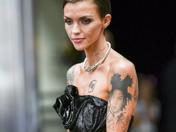 中性女模 Ruby Rose 體重只剩 44 公斤　皮包骨出席《歌喉讚 3》首映會嚇壞網友！