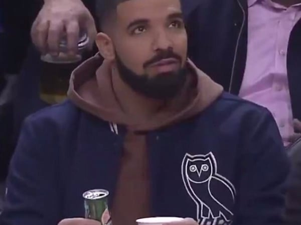 渾身都是戲！Drake 球場被抓包偷調酒　慌張反應令數萬網友笑翻瘋傳！