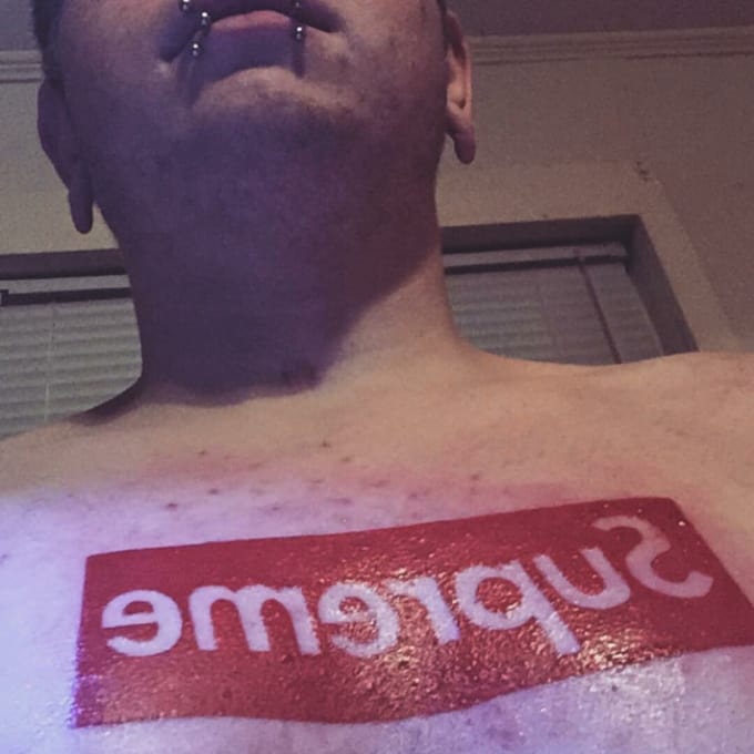 再也不用排隊買 Supreme！國外瘋狂粉絲直接將 Box Logo 刺臉上