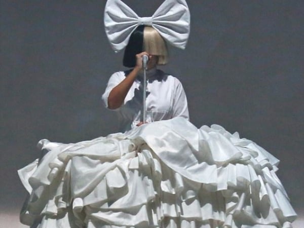 Sia 演唱會遲到被觀眾噓「最糟糕的表演」 她揭露背後原因竟是開車長達 13 小時...