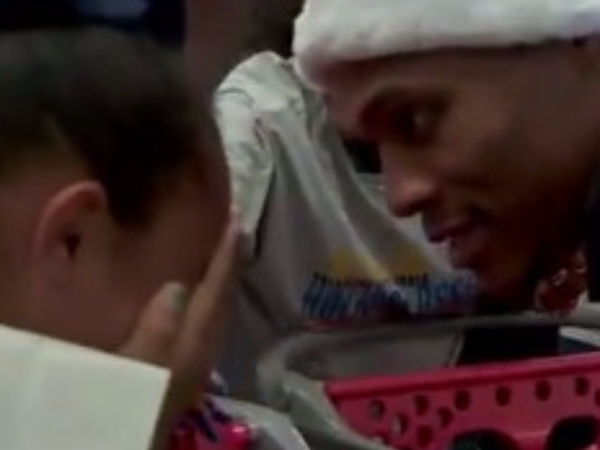 改當聖誕老人!Westbrook 參與當地公益活動送暖 小粉絲見偶像興奮大哭