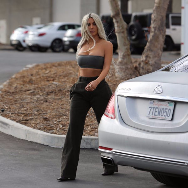 連喝奶昔也要 Chill！ 金卡戴珊完美演繹 YEEZY Season 6 全系列 ！