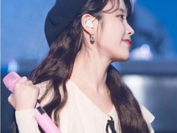 萌萌哒！「國民妹妹」 IU 《最新穿搭》小帽子洋裝開演唱會 可愛到不行！