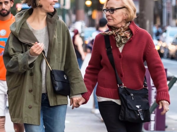 《美國恐怖故事》女王 Sarah Paulson 交往 74 歲女友　特殊戀情被警告「妳演員事業會受害」！