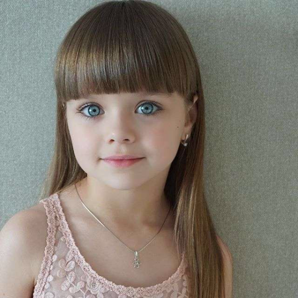 號稱「世界最美的 6 歲女孩」　藍色寶石眼珠加上精緻五官太犯規！