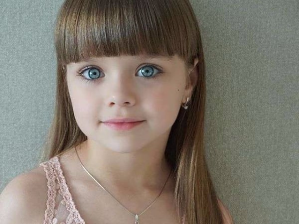 號稱「世界最美的 6 歲女孩」　藍色寶石眼珠加上精緻五官太犯規！