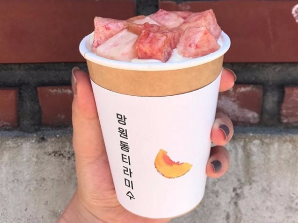 街頭人手一杯！韓國小區人手一杯的「綿密提拉米蘇」！小編：奶油稠香太療癒...