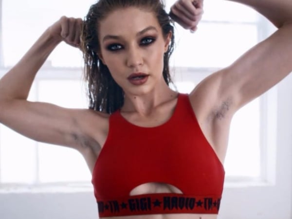 超模也會有出包的一天?吉吉哈蒂德拍攝短片忘記除毛 網友:腋下是怎麼回事…!