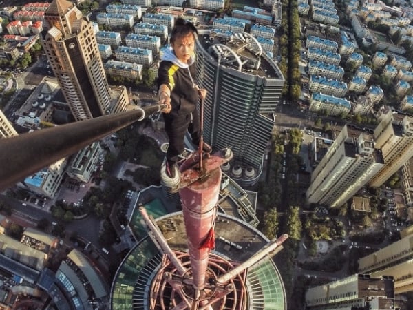 慎入！中國高空極限運動第一人失手墜樓　長期挑戰無任何保護措施攀高樓自拍！