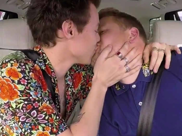 柯登一年一度聖誕節車上卡拉 OK　竟然再度被 Harry Styles 抓過來熱吻？