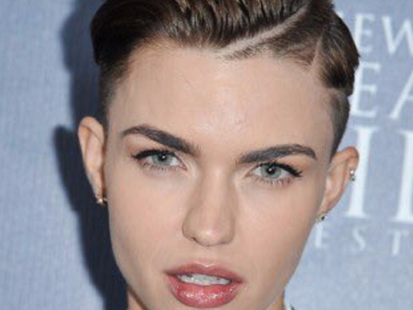 爭議不斷?Ruby Rose 控訴 Prada 擅用她頭像製作最新包款 網友轟:別自抬身價了!