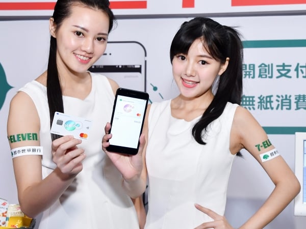 7-11 可以刷卡了!國泰世華獨家進駐 使用指定國際行動支付回饋率高達 20%!