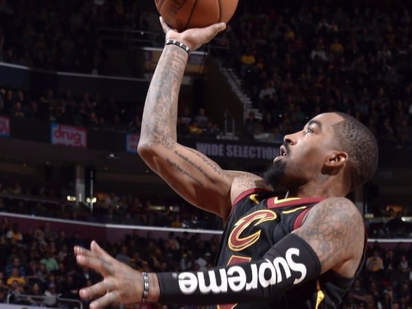 要潮不要錢！J.R. Smith 不畏聯盟罰款穿上 SUPREME 護腕迎戰湖人隊