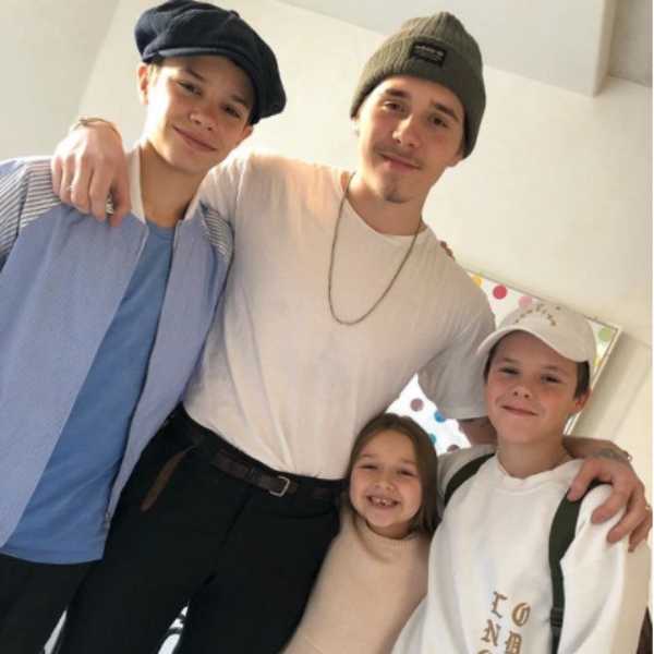 誰像老爸貝克漢？布魯克林聖誕節前夕專程返家　維多利亞開心 4 小孩再度團聚！