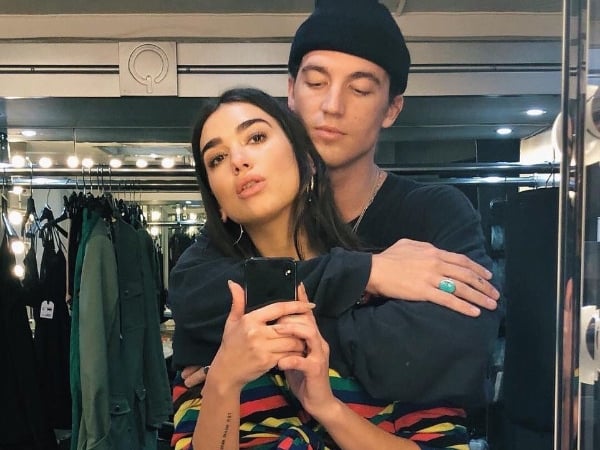 擄獲超辣女歌手!Dua Lipa 正牌男友是「他」 Vogue 封為年度最有型新情侶檔!