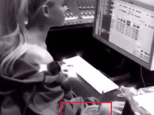還在玩「電子雞」！小天后 Ariana Grande《最新穿搭》拿香奈兒「汽油桶」包包！超KUSO！