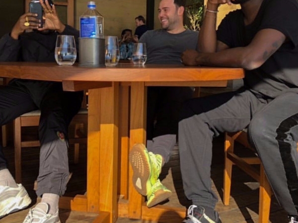 師徒倆為新專輯再次聚首?!肯爺腳踩最新 Yeezy Runner 會面 Virgil Abloh