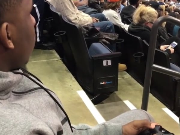 NBA 2K 最新玩法！球迷帶遊戲手把進場玩了一場「史上最擬真」籃球遊戲