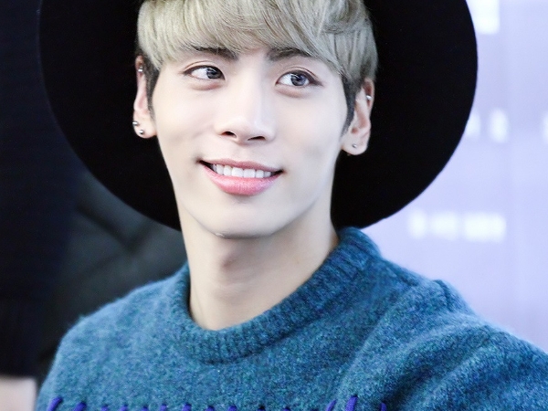 震驚韓國演藝圈！SHINee 主唱「鍾鉉」今晨於家中燒炭自殺，得年 27 歲