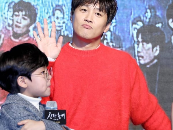 「閻羅王」也會跟粉絲玩自拍!《與神同行》15 位演員紅毯大集合 李政宰帥氣電暈粉絲