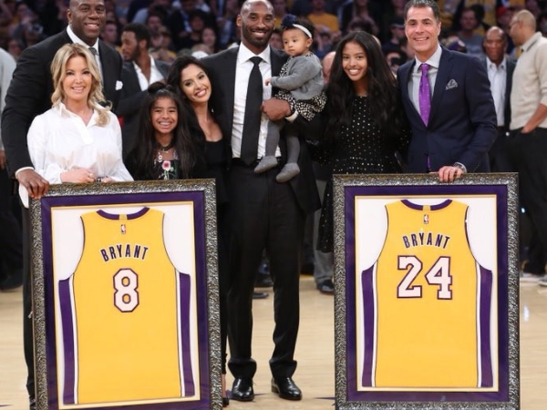 史上最高榮耀！湖人傳奇球星 Kobe 的 8 號及 24 球衣正式高掛上空　感動千萬球迷！
