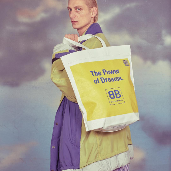 繼推出向 Ikea 致敬的袋款後，又一話題之作： Balenciaga 全新 Supermarket 購物袋系列！
