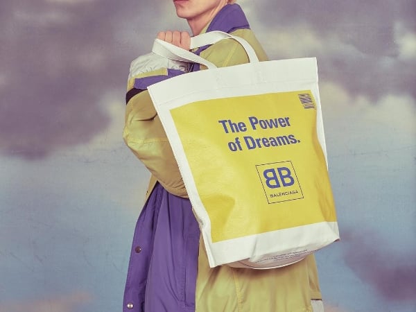 繼推出向 Ikea 致敬的袋款後，又一話題之作： Balenciaga 全新 Supermarket 購物袋系列！