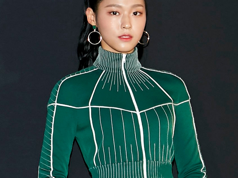 美炸！韓國「300億少女」 雪炫「沒穿褲造型」 機場秀大長腿！漂亮到不行！