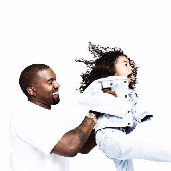 肯爺終於笑了，聖誕節金卡達夏家族這樣做好甜蜜！