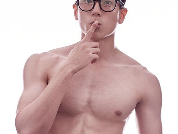 太可口！《模犯生》阿班拍攝雜誌寫真　21 歲小鮮肉狂曬健美肌肉身材！