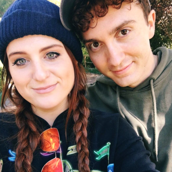 「棉花糖女孩」Meghan Trainor 生日被求婚！與《小鬼大間諜》男星公布訂婚消息