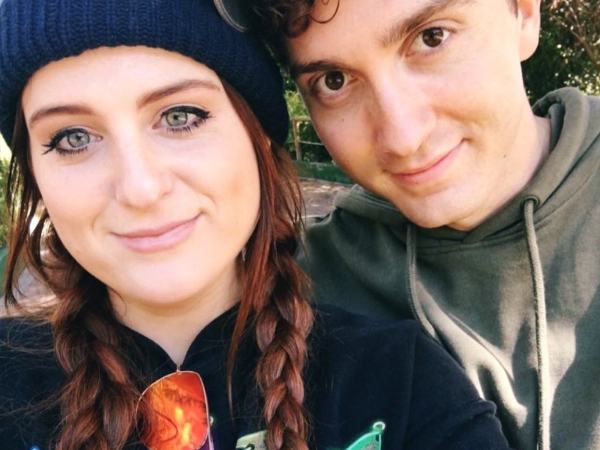 「棉花糖女孩」Meghan Trainor 生日被求婚！與《小鬼大間諜》男星公布訂婚消息