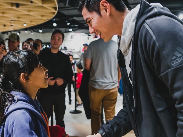 大聯盟球星陳偉殷  現身 adidas 台北101運動時尚門市 與粉絲歡慶聖誕