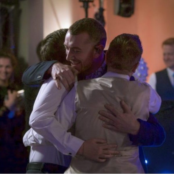 山姆·史密斯為女同志婚禮獻唱　《Latch》漂亮高音簡直像是吞 CD！