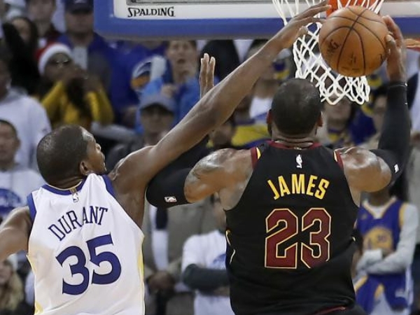 聖誕大戰之騎勇對決！KD 蓋了詹皇一記致命火鍋　卻引發眾多球迷爭議？