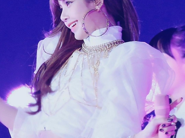 太美了！ BLACKPINK《最新穿搭》  LISA 「潮牌聖誕裝」竟要價 17 萬元 ！