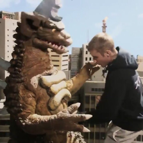 拿武士刀超帥！小賈斯汀也發「中二病」　最新日本廣告與恐龍怪獸對打！