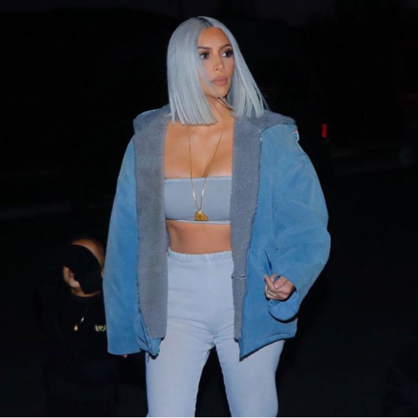 超有新鮮感！Kim Kardashian 將一頭標誌金髮，染成夢幻的冰藍色！