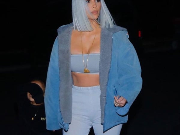 超有新鮮感!Kim Kardashian 將一頭標誌金髮,染成夢幻的冰藍色!