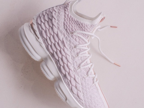連女生也安耐不住？！詹皇御用戰靴 KITH x Nike LeBron 15 推出「玫瑰金」配色！