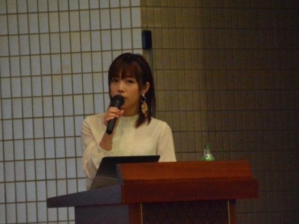 AV女優紗倉真菜大學做客席講師 男學生激動上前圍觀！