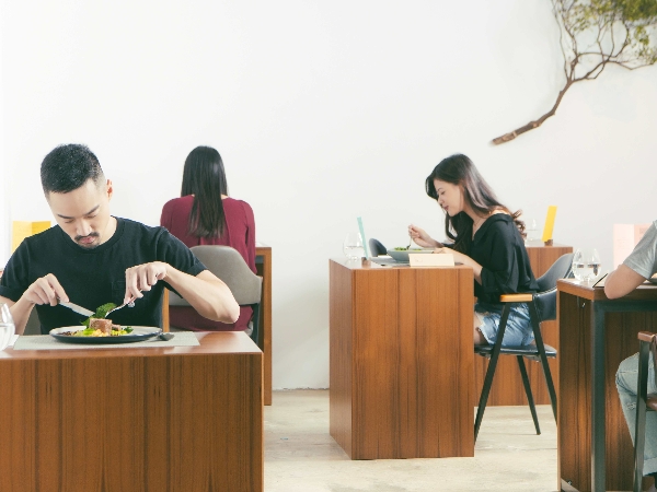 就算是情侶來也要被拆散！「一人餐桌」與自己共進晚餐，是時候跟全世界說分手了