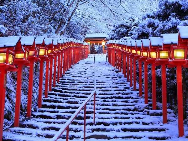 冬季到京都旅遊必訪「貴船神社」　最火紅「雪中點燈」美景可遇不可求！