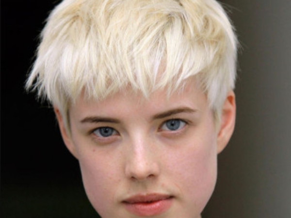 還記得超帥女模 Agyness Deyn 嗎？為愛消失 5 年現在她再度以中性造型復出！