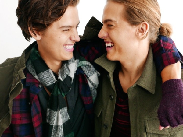 小查與寇弟曾被說是「昔日童星」！Dylan Sprouse 感嘆：這說法超傷人的