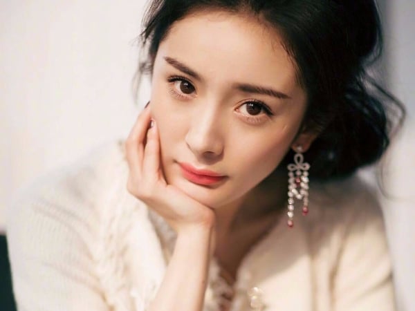 腿怎麼這麼長！「街拍女王」楊冪《最新穿搭》小短裙領「年度之星」！