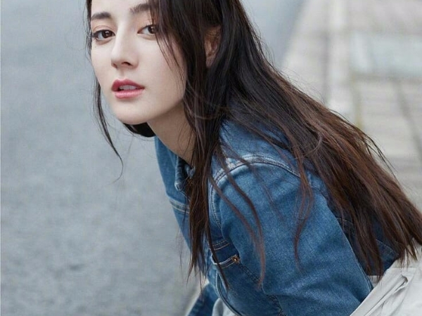 脫塵美顔！迪麗熱巴《最新穿搭》新電影發布會發「超可愛」三連拍！